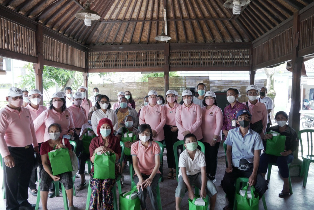 Ketua YKI Badung Beri Sembako Penderita Kanker di Abiansemal dan Petang